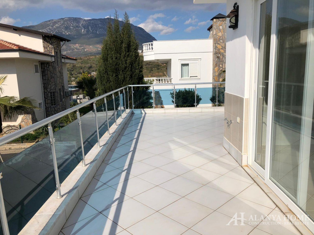 Фото покупка продажа недорогая двухкомнатная квартира 1+1 c большим застекленным балконом Алания Хоу